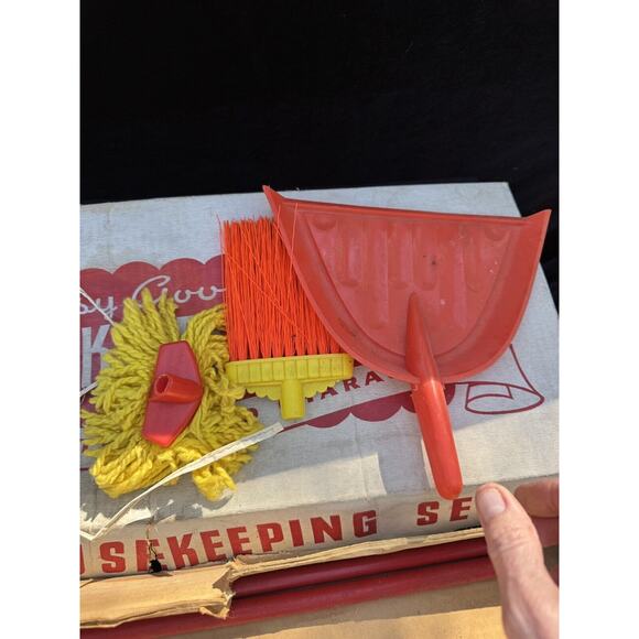 1940’s Susy Goose Housekeeping Set Kiddie Brush Sweeper Broom Set in Box! - Picture 6 of 12